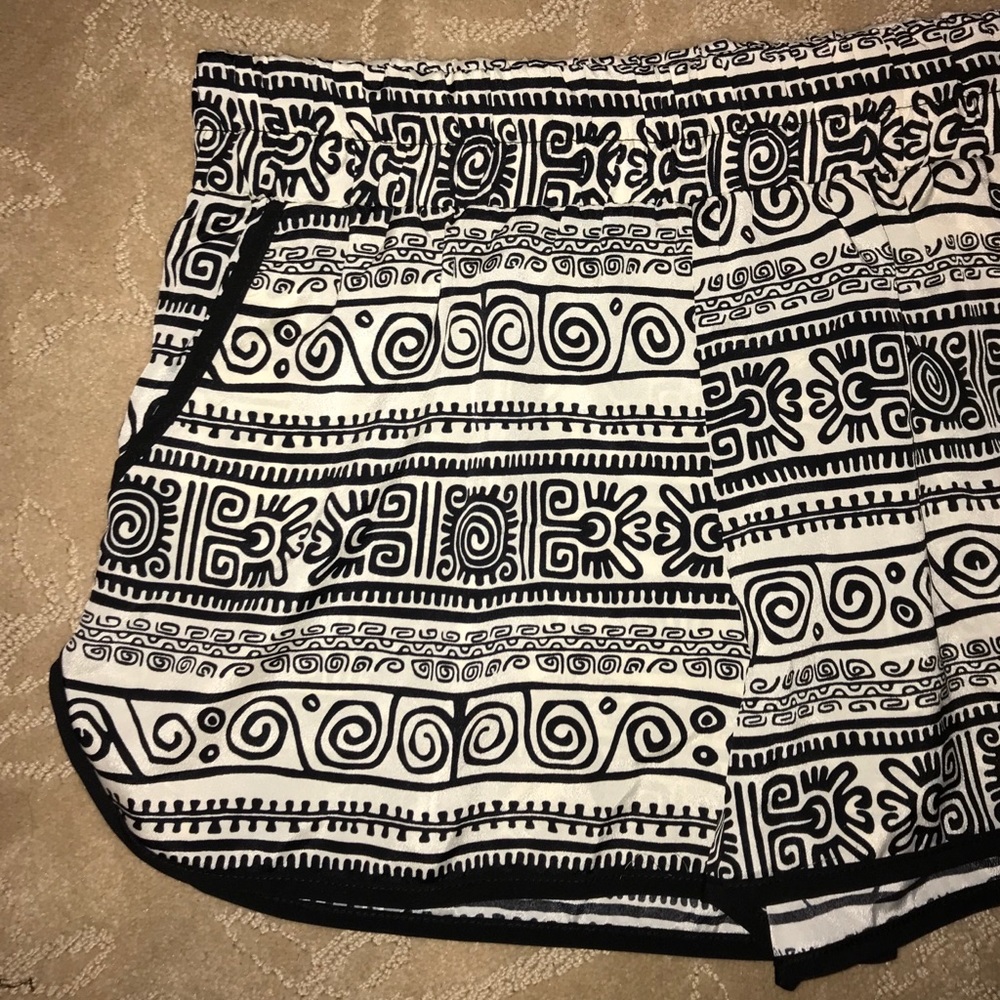 3/$25 🔥 Black & White Forever21 Shorts ❤️